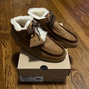 NEW  CLARKS Made In Portugal Wallabee Suede Boot tan for women size 6